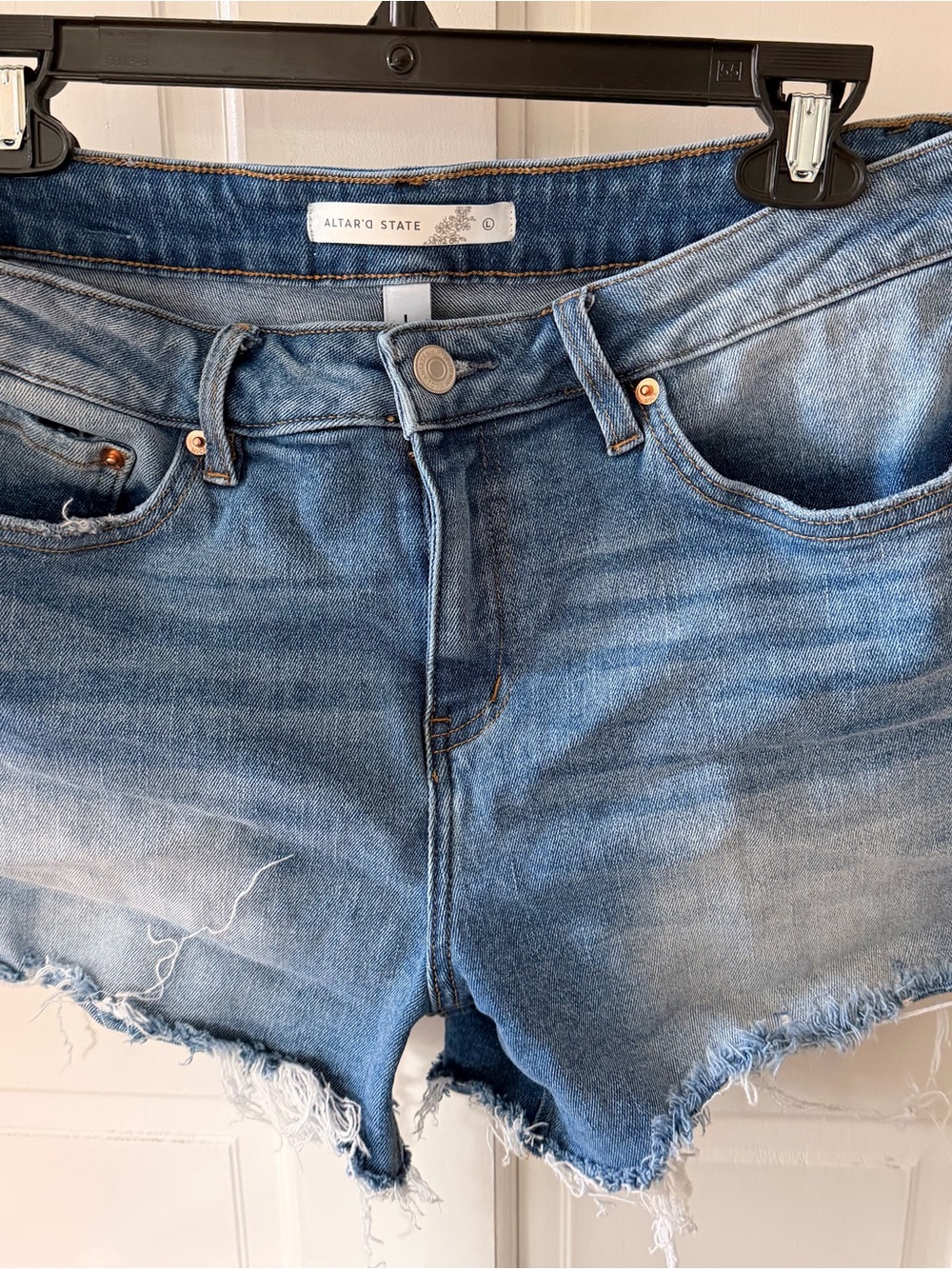 Altar’d State Distressed Denim Cutoff Shorts Women’s L Light Wash Raw Hem